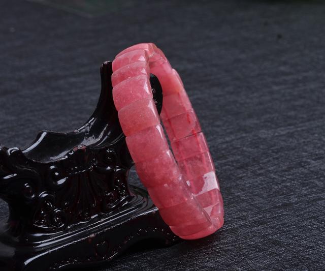 宫廷翡翠手镯雕花工艺红纹石为什么那么贵？  第2张