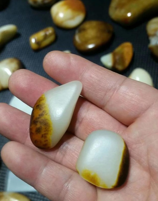 注胶翡翠手镯图片和田玉为什么那么贵？  第2张