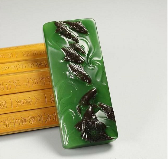 墨绿色翡翠玉手镯价格白玉戴翠，价格翻倍  第2张