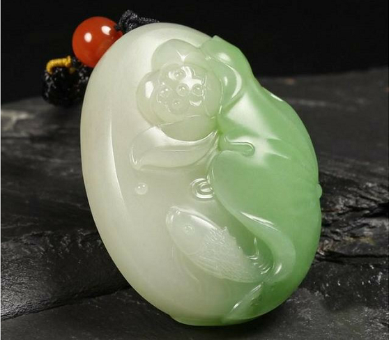 墨绿色翡翠玉手镯价格白玉戴翠，价格翻倍  第1张