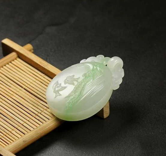 墨绿色翡翠玉手镯价格白玉戴翠，价格翻倍  第5张