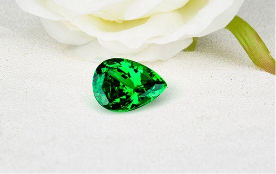 翡翠圆牌子石榴石中的翘楚“沙弗莱”，价值仅次于祖母绿！  第2张