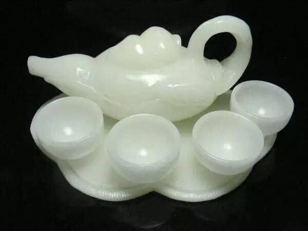 权威翡翠价格不是白色的玉都能叫白玉，原来这样的玉才是白玉  第1张