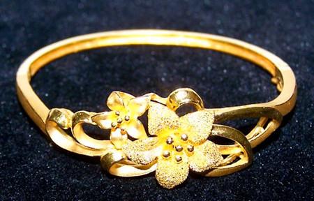 翡翠随型吊坠图片金价是顶还是底？  第2张