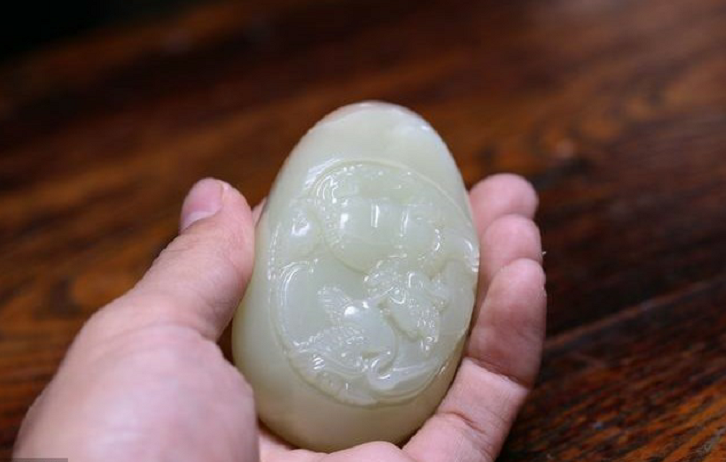 干青翡翠吊坠为什么说佩戴岫玉才是夏天首选？  第1张