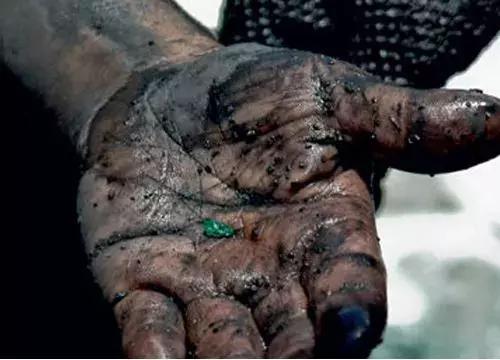 可能是最显肤色白的珠宝！它比祖母绿耐用，还更便宜，升值也快！  第5张