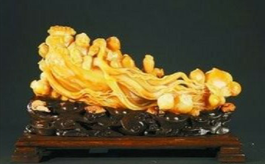 白色表皮的翡翠原石金丝玉，又称石英岩玉，玉石界的新起之秀。近些年，得到了广大消费者的青睐。主要产于新疆阶地、戈壁滩、沙漠等地域，以黄、红、白为主，具有极高的收藏价值，尤其是金丝玉雕件作品。 金丝玉，新崛起的玉石贵族！  第4张