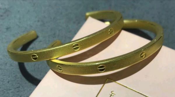 金镶翡翠a货吊坠价格旧的黄金首饰拿到金店去卖为什么价格比较低呢？  第1张