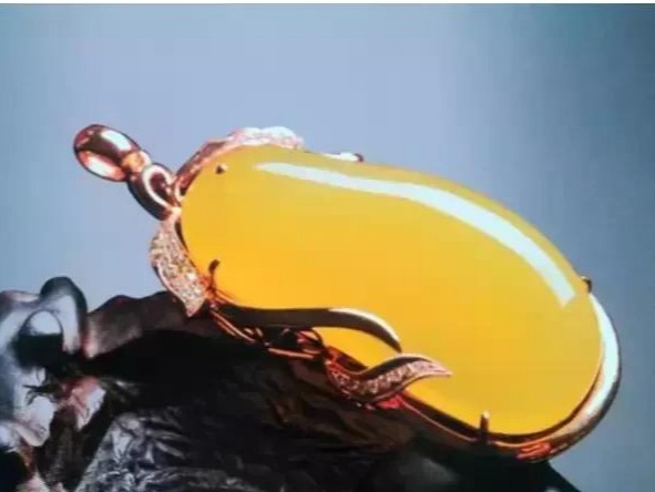 求鉴定翡翠同样是新疆金丝玉，有的几百万，有的几百块，为啥？  第5张