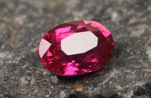 翡翠吊坠配什么好看听说红宝石都是烧过的？  第2张