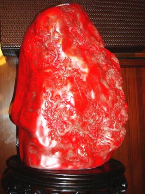 3000万翡翠手镯被摔试析玉石鸡血石原石收藏价值  第1张