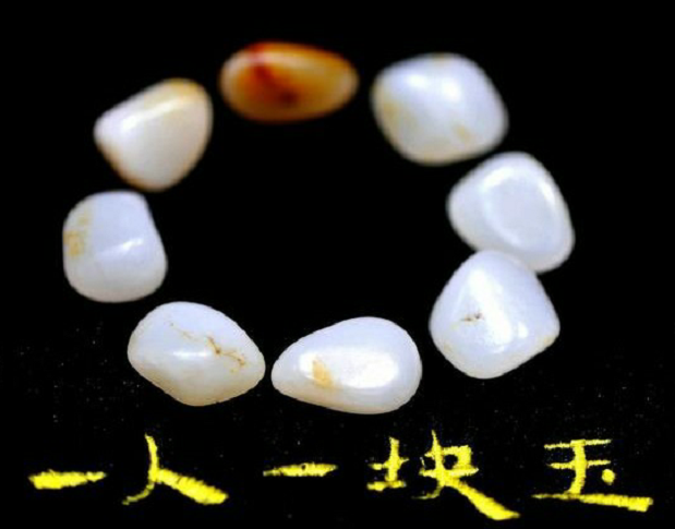 干青翡翠吊坠为什么说佩戴岫玉才是夏天首选？  第4张