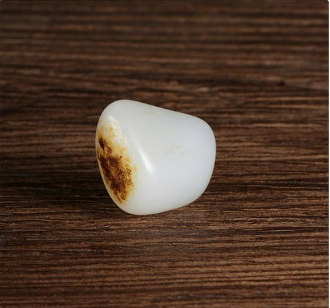 2万翡翠吊坠“玉瓶泻尊中,玉液黄金脂” 什么样的玉石具有收藏价值？  第1张