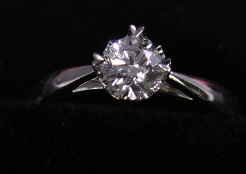 翡翠耳坠多少钱1克拉钻戒颜色和净度对它的价格影响多大 第3张