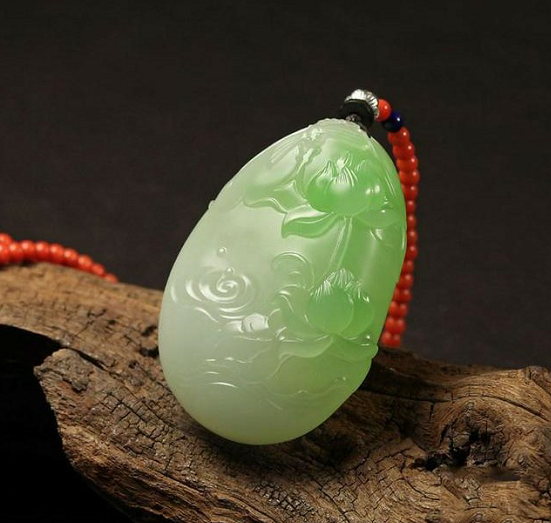 墨绿色翡翠玉手镯价格白玉戴翠，价格翻倍  第4张