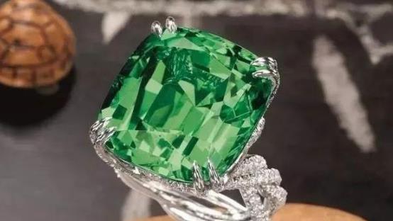 可能是最显肤色白的珠宝！它比祖母绿耐用，还更便宜，升值也快！  第4张