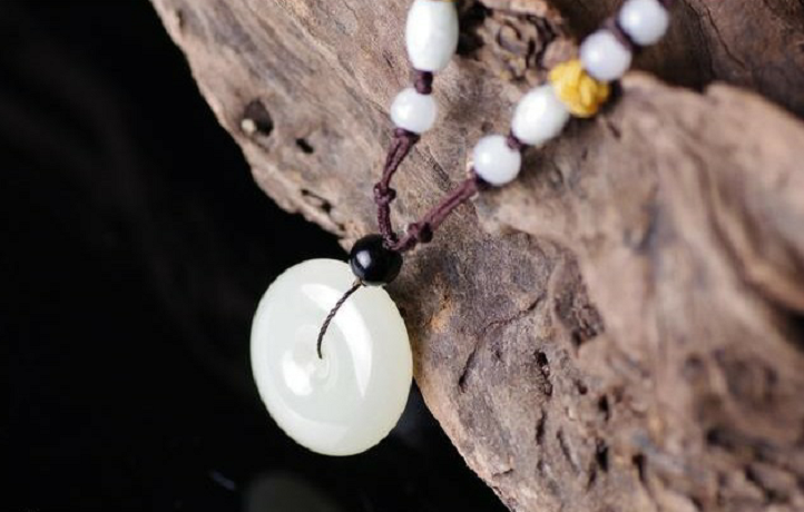 干青翡翠吊坠为什么说佩戴岫玉才是夏天首选？  第2张