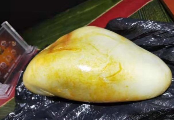 注胶翡翠手镯图片和田玉为什么那么贵？  第1张