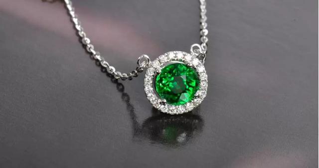 翡翠圆牌子石榴石中的翘楚“沙弗莱”，价值仅次于祖母绿！  第1张