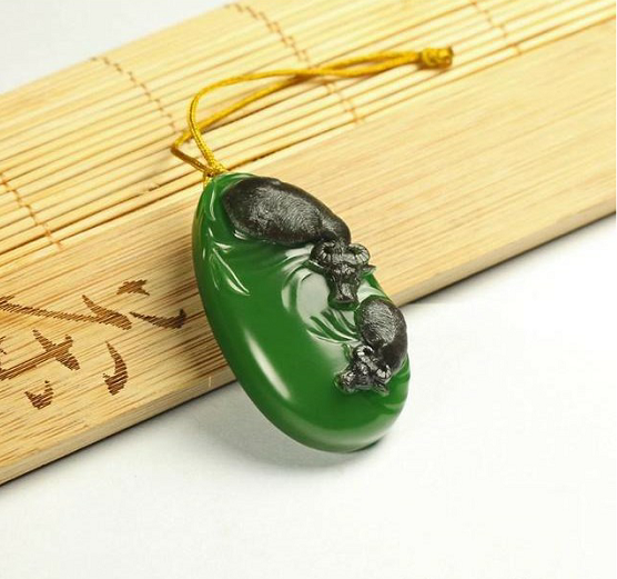 墨绿色翡翠玉手镯价格白玉戴翠，价格翻倍  第3张