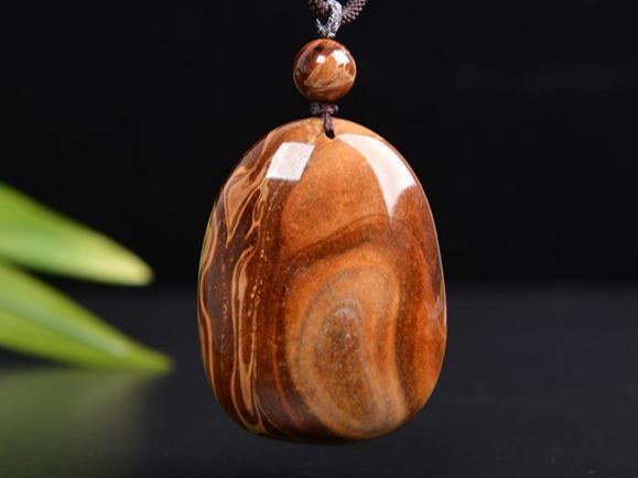 大码翡翠手镯十年前被当柴烧，如今价值翻了10倍不止！  第2张