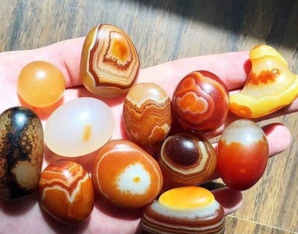 翡翠手镯鉴定交流群冰彩玛瑙马料的市场价位  第1张