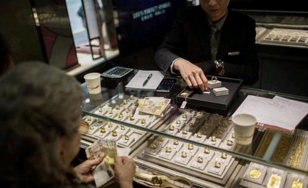 金镶翡翠a货吊坠价格旧的黄金首饰拿到金店去卖为什么价格比较低呢？  第2张