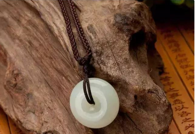 翡翠挂件系列和田玉价格科普，看完这篇，你就知道手里的玉值多少钱啦！  第3张