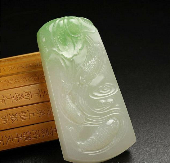 墨绿色翡翠玉手镯价格白玉戴翠，价格翻倍  第6张