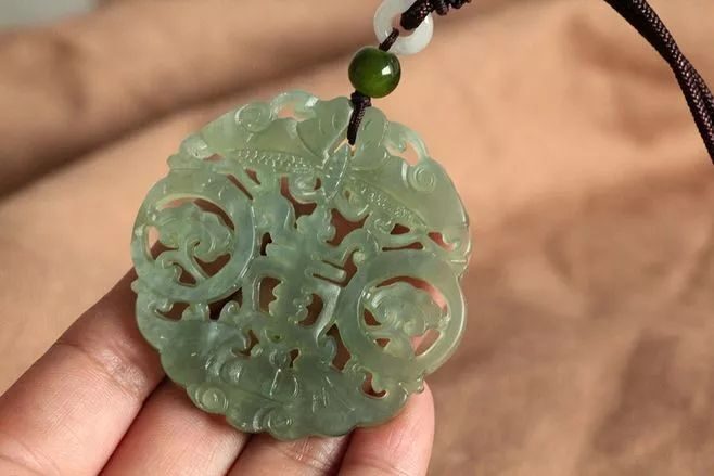 玻璃种翡翠原石交易吧四大名玉大比拼：到底哪个烂大街，哪个涨上天？  第3张