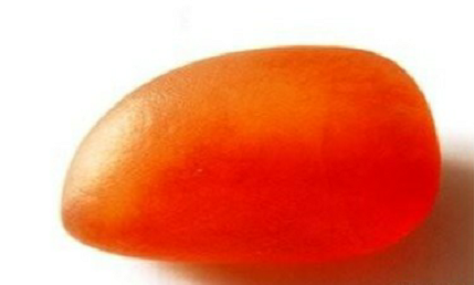 白色表皮的翡翠原石金丝玉，又称石英岩玉，玉石界的新起之秀。近些年，得到了广大消费者的青睐。主要产于新疆阶地、戈壁滩、沙漠等地域，以黄、红、白为主，具有极高的收藏价值，尤其是金丝玉雕件作品。 金丝玉，新崛起的玉石贵族！  第2张