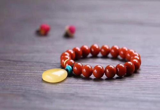 白棉加绿翡翠手镯冰红玛瑙的功效与作用 冰红玛瑙图片介绍   第1张