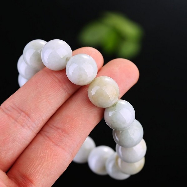 10000左右的翡翠手镯带玉石需要注意什么 佩戴玉石的注意事项 