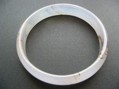 白色玛瑙手镯怎么鉴别真假 掌握这两点   第1张