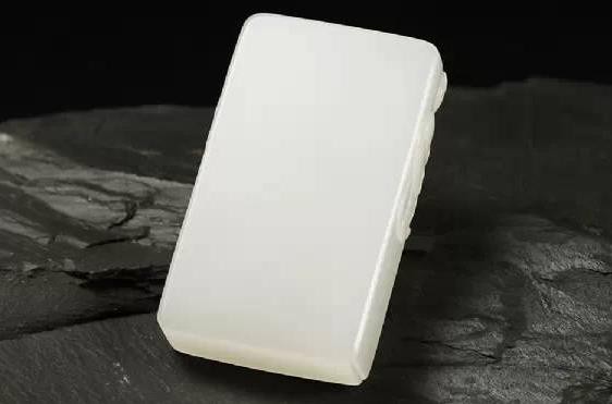 时尚翡翠耳环怎么看和田玉是不是染色的 染色的和田玉有毒吗 