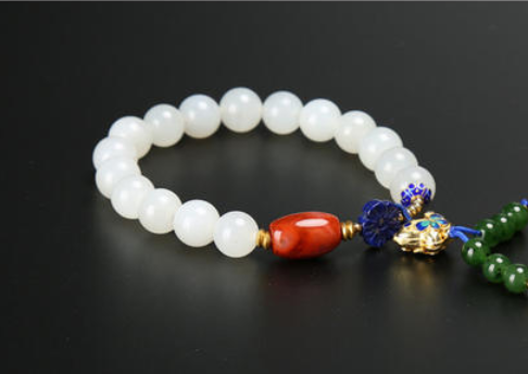 哪个场口翡翠女人戴翡翠手串寓意 女人戴翡翠手串寓意是什么   第2张