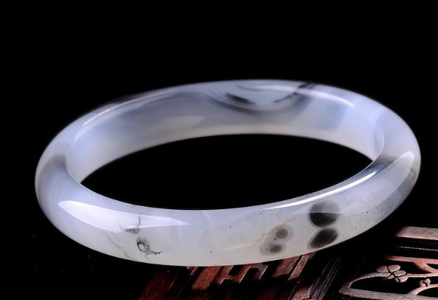 玛瑙玉髓手镯鉴别方法 玛瑙玉髓手镯真假对比   第1张