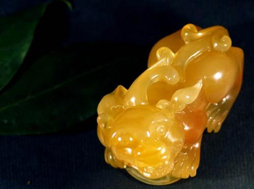 宝石_翡翠吊坠佩戴黄龙玉有什么好处 佩戴有何讲究 