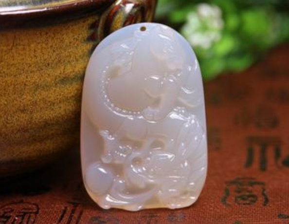 缅甸翡翠地白玛瑙越戴越穷是真的 原理是什么   第1张