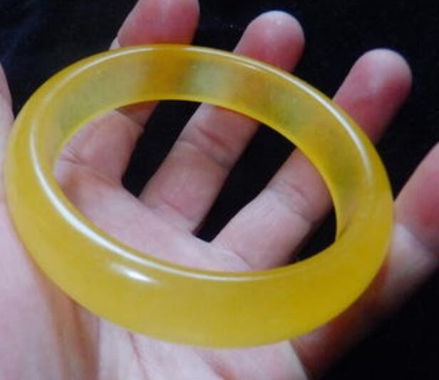 翡翠原石如何盘玩女人佩戴金丝玉的好处 这些好处需知道 