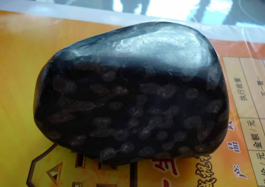 翡翠手镯带紫祁连墨玉有收藏价值吗 祁连墨玉收藏知识 