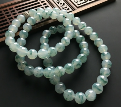 哪个场口翡翠女人戴翡翠手串寓意 女人戴翡翠手串寓意是什么   第1张