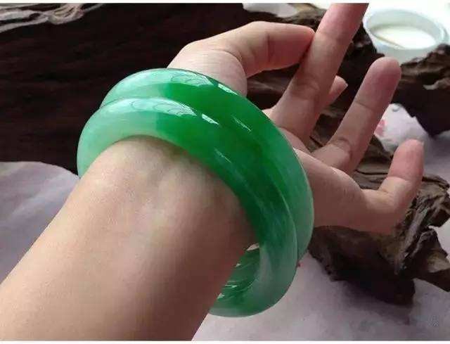 缅甸翡翠手链多少钱男士戴玉手链在哪只手好 个中有什么讲究 