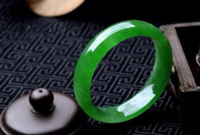 玉镯怎么挑合适的颜色 选购玉镯方法 