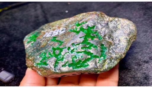 翡翠鉴定费用是多少钱什么样的石头里面可能有玉 该怎么判断