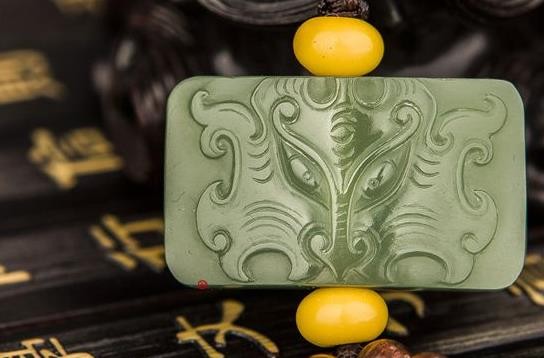 去香港买翡翠和田碧玉适合年轻人带吗 和田碧玉适合哪些人带 