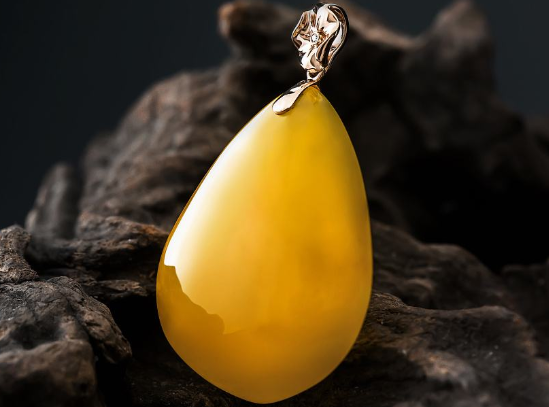 1000万翡翠手镯琥珀为啥越戴越模糊 琥珀为什么会变色   第1张