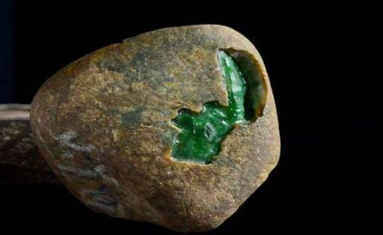 岩石玉和翡翠的区别 玉石如何区分 