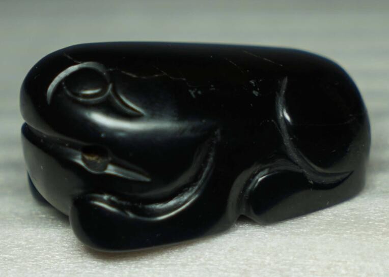 天然翡翠手镯批发价格什么人不能佩戴墨玉 佩戴墨玉要注意什么