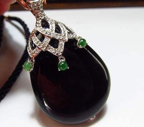 糯种豆绿翡翠手镯女人佩戴墨玉的禁忌多吗 这些禁忌要知道 